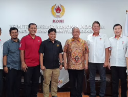 Sah! Ketua KONI Pusat Serahkan SK Kepengurusan KONI Sumbar