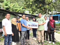 Camat Nofiandi Amir Serahkan BSTT kepada Korban Kebakaran di Gates Nan XX