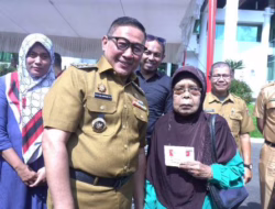 Wako Ramlan Serahkan Buku Tabungan dan KKS untuk 2.300 Warga Penerima Bantuan Sosial
