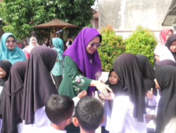 Ketua TP-PKK Pasbar Bersama PKK Nagari Aua Kuniang Salurkan Santunan Jumat Berkah