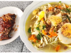 “Soto Banjar: Kehangatan Di Bawah Langit Seribu Sungai”