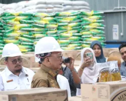 Bupati Hendrajoni Pastikan Kualitas Beras dan Minyak Goreng Bantuan Pangan Layak Konsumsi