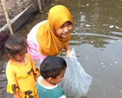 Putri Karniva dan Adik Kembarnya Lepas 1.500 Bibit Ikan Nila, Wujud Nyata Harapan dari Sungai Kapur