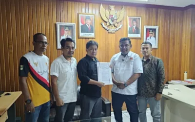 Ketua KONI Sumbar Serahkan SK Pengurus KONI Pesisir Selatan Periode 2025–2029