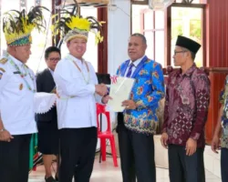 Menteri Nusron Serahkan Sertifikat di Papua: Era Presiden Prabowo Semua Tempat Ibadah Harus Disertifikatkan