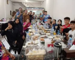 Kontingen Tenis Meja Sumbar Dijamu Pengusaha RM Minang Roda Baru di Banjarmasin