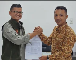 Plh Ketum KONI Sumbar Serahkan SK Kelanjutan KONI Padang Pariaman Periode 2024–2028