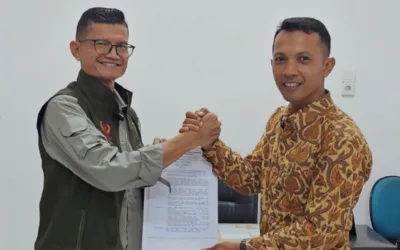 Plh Ketum KONI Sumbar Serahkan SK Kelanjutan KONI Padang Pariaman Periode 2024–2028