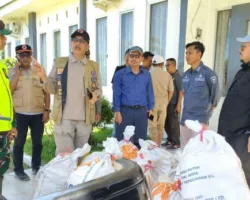 Bupati Pessel Salurkan 750 Kg Beras untuk Warga Terdampak Banjir di Kecamatan Batang Kapas