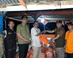 BPBD Kota Padang Salurkan Bantuan Sembako untuk Korban Abrasi Pantai di Dua Lokasi