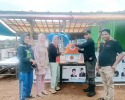 BPBD Kota Padang Serahkan Bantuan Warga Terdampak Angin Puting Beliung di Bungus Teluk Kabung