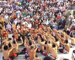 Pura Uluwatu dan Tari Kecak