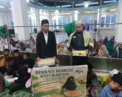 Di Tengah Hujan dan Angin Ribut, Roti Kawiya Hadir untuk Santri di Subuh Jumat Alahan Panjang