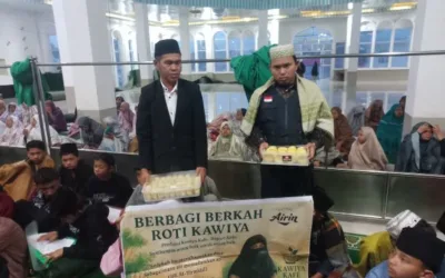 Di Tengah Hujan dan Angin Ribut, Roti Kawiya Hadir untuk Santri di Subuh Jumat Alahan Panjang