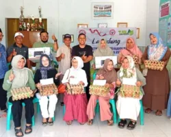 Forum Nagari Padang Besi Serahkan Bantuan PMT dan Mobiler Melalui Program BMN CSR PT Semen Padang