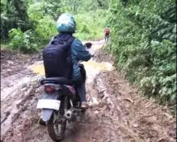 Demi Pendidikan Tetap Jalan: Guru Ini Lawan Longsor, Lumpur, dan Jarak 12 Kilometer Jalan Tanah
