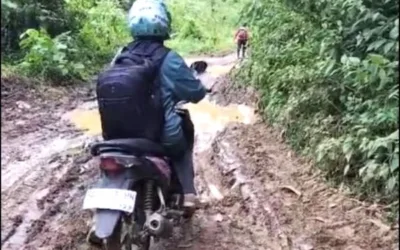 Demi Pendidikan Tetap Jalan: Guru Ini Lawan Longsor, Lumpur, dan Jarak 12 Kilometer Jalan Tanah