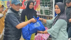 Terjun ke Titik Bencana, Muhayatul dan Athari Gerak Cepat Bantu Korban Banjir Pesisir Selatan