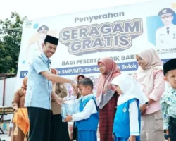 Dibagikan 1.200 Stel Seragam Gratis, Wabup: Komitmen Kita Membangun Generasi Unggul Solok Selatan