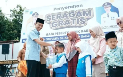 Dibagikan 1.200 Stel Seragam Gratis, Wabup: Komitmen Kita Membangun Generasi Unggul Solok Selatan