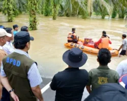 Wabup M Iqbal Tinjau Lokasi Banjir di Anak Air Kasiang, Salurkan Obat-obatan dan Makanan