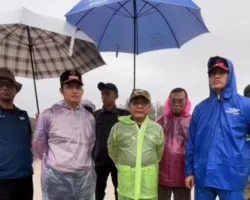 Bupati JKA tak Kuasa Tahan Sedih Saksikan Jembatan Koto Buruk Putus, Serukan Evakuasi Warga