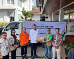 PT Pegadaian Area Padang Serahkan Bantuan Korban Bencana