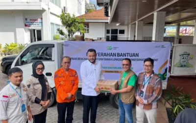 PT Pegadaian Area Padang Serahkan Bantuan Korban Bencana