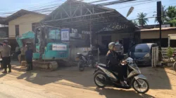 Alat berat siap bersihkan jalan di Pasar Baru, Pauh. (Foto; ist)