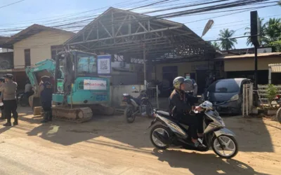 Alat berat siap bersihkan jalan di Pasar Baru, Pauh. (Foto; ist)