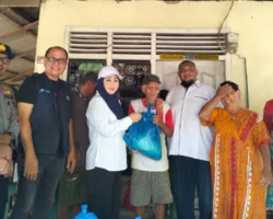 Novermal dan Lisda Hendrajoni Dampingi Warga Terima Bantuan Pasca Bencana di Sungai Liku dan Koto VIII Pelangai