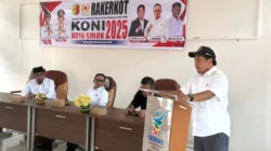 Ketua KONI Sumbar Hamdanus memberi kata sambutan pada pembukaan Rapat Kerja KONI Kota Solok, Senin (29/12/2025). (Foto Riko Onki Putra/ KONI Sumbar)