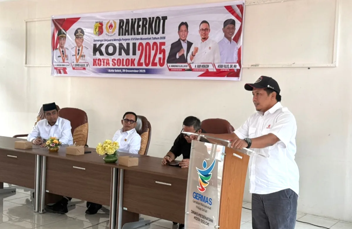 Ketua KONI Sumbar Hamdanus memberi kata sambutan pada pembukaan Rapat Kerja KONI Kota Solok, Senin (29/12/2025). (Foto Riko Onki Putra/ KONI Sumbar)