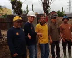 Goro Massal PKM Tanggap Bencana PNP Bersihkan Saluran Irigasi di Pauh, Padang