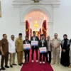 Serahkan Bonus, Gubernur Jamu Tiga Atlet Sumbar Peraih Medali SEA Games 2025