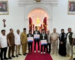 Serahkan Bonus, Gubernur Jamu Tiga Atlet Sumbar Peraih Medali SEA Games 2025