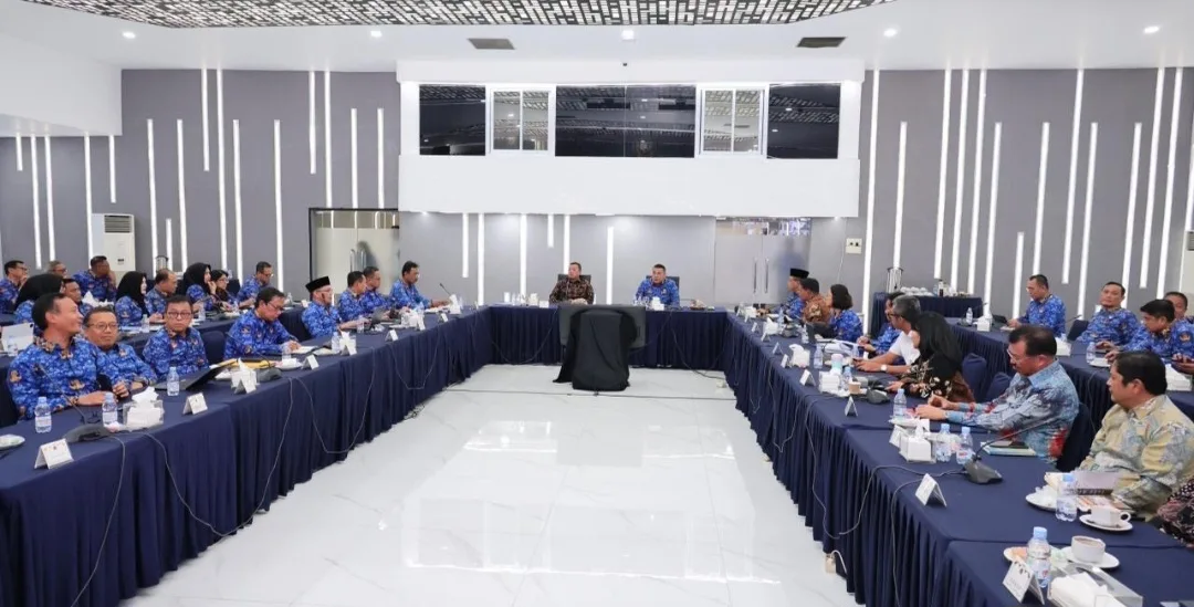 Menteri ATR/Kepala BPN, Nusron Wahid memimpin Rapim untuk fokus membahas langkah percepatan penyelesaian berkas layanan pertanahan. (Foto: ATR/BPN)