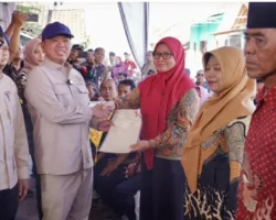 Menteri Nusron Serahkan 546 Sertifikat Hasil Konsolidasi Tanah di Jateng, Permukiman Warga Makin Bernilai dan Terjamin