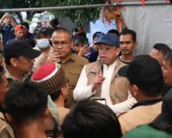 Menteri Nusron Salurkan Bantuan dan Dengar Jeritan Warga yang Kehilangan Keluarga di Kabupaten Agam