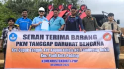 Ketua Pelaksana PKM Tanggap Darurat Bencana PNP, Ir. Hanif, ST, MT (pegang berkas) saat menyalurkan bantuan peralatan kebencanaan melalui Program Pengabdian kepada Masyarakat (PKM) Tanggap Darurat Bencana kepada tiga kelurahan di Kecamatan Pauh, Kota Padang, Sumatera Barat, Selasa (23/12/2025). (Foto ist)