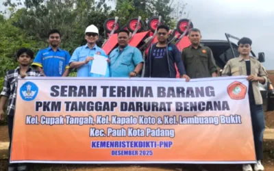 Ketua Pelaksana PKM Tanggap Darurat Bencana PNP, Ir. Hanif, ST, MT (pegang berkas) saat menyalurkan bantuan peralatan kebencanaan melalui Program Pengabdian kepada Masyarakat (PKM) Tanggap Darurat Bencana kepada tiga kelurahan di Kecamatan Pauh, Kota Padang, Sumatera Barat, Selasa (23/12/2025). (Foto ist)