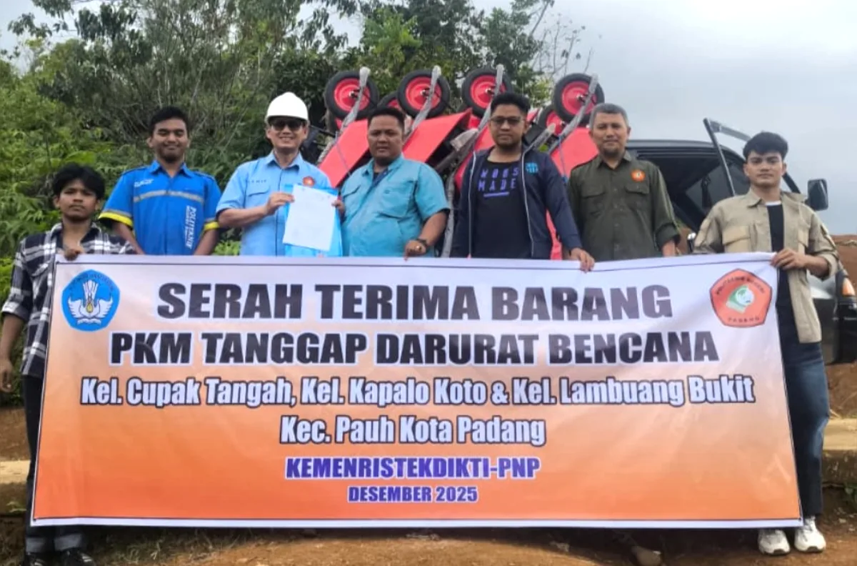 Ketua Pelaksana PKM Tanggap Darurat Bencana PNP, Ir. Hanif, ST, MT (pegang berkas) saat menyalurkan bantuan peralatan kebencanaan melalui Program Pengabdian kepada Masyarakat (PKM) Tanggap Darurat Bencana kepada tiga kelurahan di Kecamatan Pauh, Kota Padang, Sumatera Barat, Selasa (23/12/2025). (Foto ist)