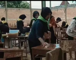Relawan Tak Henti Datang Bersihkan SMA 12 yang Porak-Poranda Pascabencana