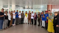 Suasana penyambutan Zikrha Dwi Putri, atlet Indonesia asal Sumbar peraih perak cabang Teqball di SEA Games 2025 Thailand. (Foto Riko Onki Putra/ KONI Sumbar)