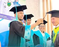 Pemko Gelar Wisuda Sekolah Lansia, Wawako Allex Saputra Wisuda 64 Lansia PPT