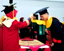 Pintar di Kertas, Bodoh di Kehidupan