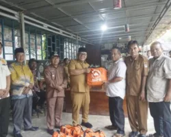 Bupati Yulianto Salurkan Bantuan Sembako bagi Warga Terdampak Banjir di Gunung Tuleh