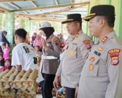 Kapolres Salurkan Hasil Tiket untuk Korban Bencana di Sasak dan Talamau