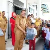Wako Yota Balad Serahkan Perlengkapan School Kids Bagi Peserta Didik