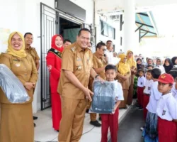 Wako Yota Balad Serahkan Perlengkapan School Kids Bagi Peserta Didik